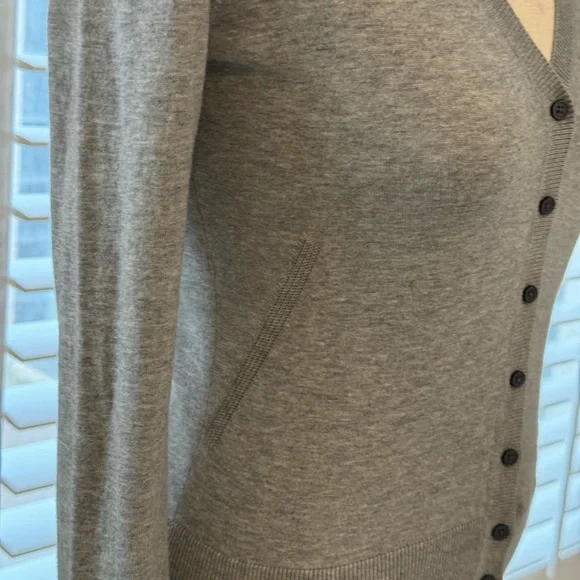 BANANA REPUBLIC GRAY CARDIGAN… SIZE SMALL.. GENTLY USED - Picture 7 of 8